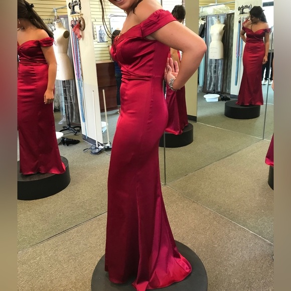 Red satin off the shoulder evening gown - Picture 4 of 6